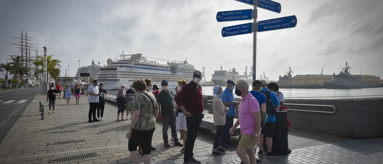 Cruceristas en el muelle de Santa Catalina de la capital grancanaria.