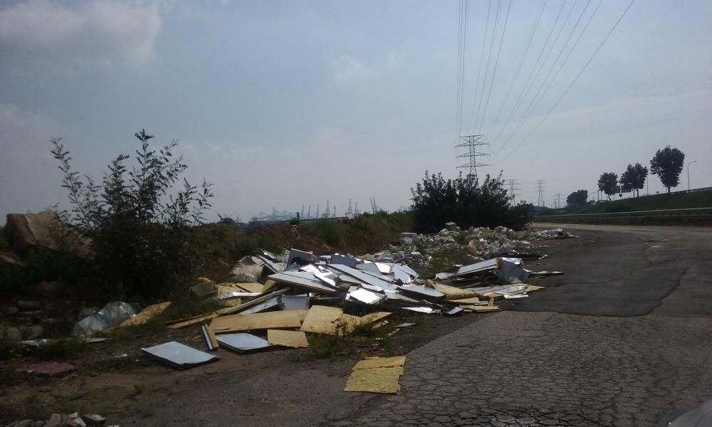 El ayuntamiento limpia 1.000 toneladas de vertidos incontrolados en Malilla y la Font de Sant Lluís