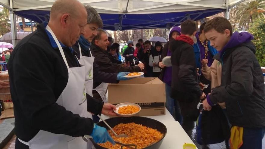 Cientos de pacenses se acercan a San Francisco a por sus Migas Solidarias con sus propios platos