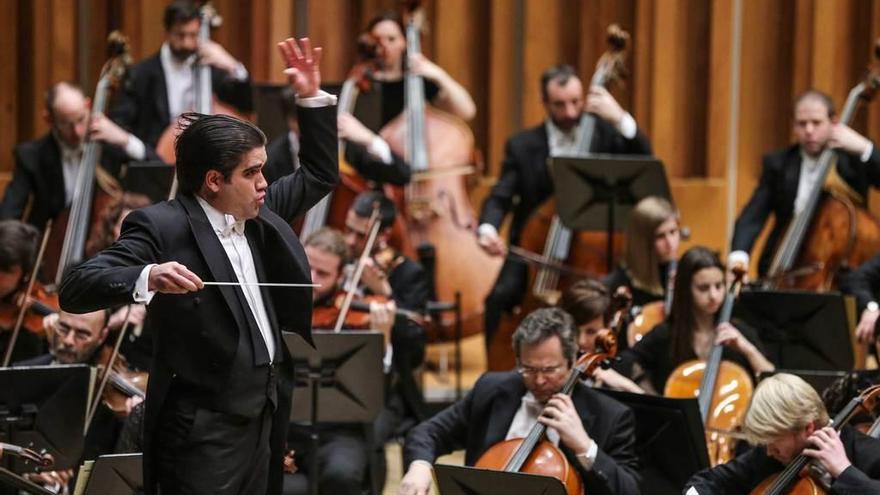 Manuel López-Gómez, dirigiendo la OSPA ayer en el Auditorio.