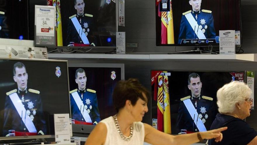 Varias pantallas de televisión de un centro comercial de Málaga emiten la retrasmisión de la proclamación de Felipe VI como Rey de España.