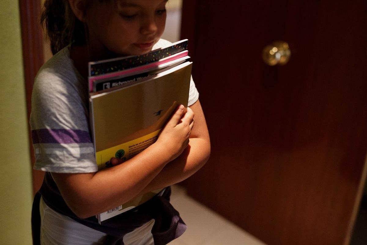 14/09/2016. Leganes, Madrid. Vero y sus hijos durante un reportaje despuÃ©s de clase. Pablo BlÃ¡zquez / Save the Children.