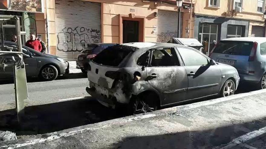 Arden cinco coches en Russafa en un incendio de contenedores