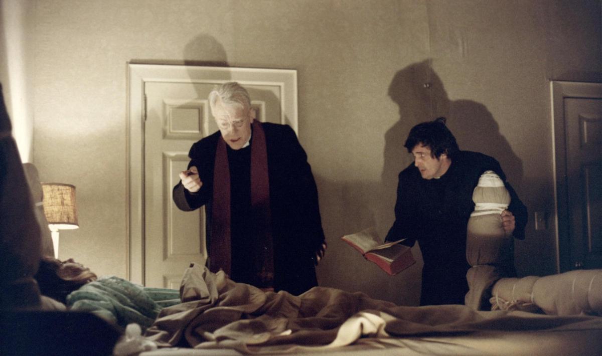 Linda Blair, Max von Sydow y Jason Miller en una escena de 'El Exorcista', de William Friedkin.