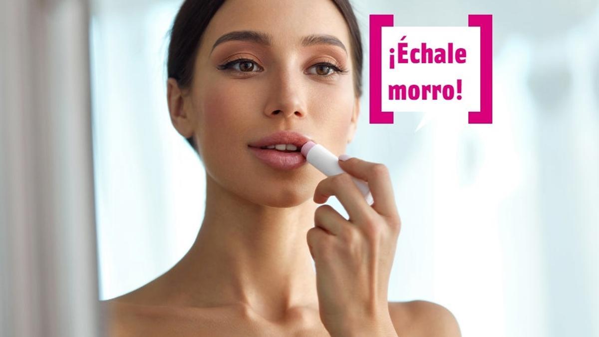 Chica echándose cacao en los labios