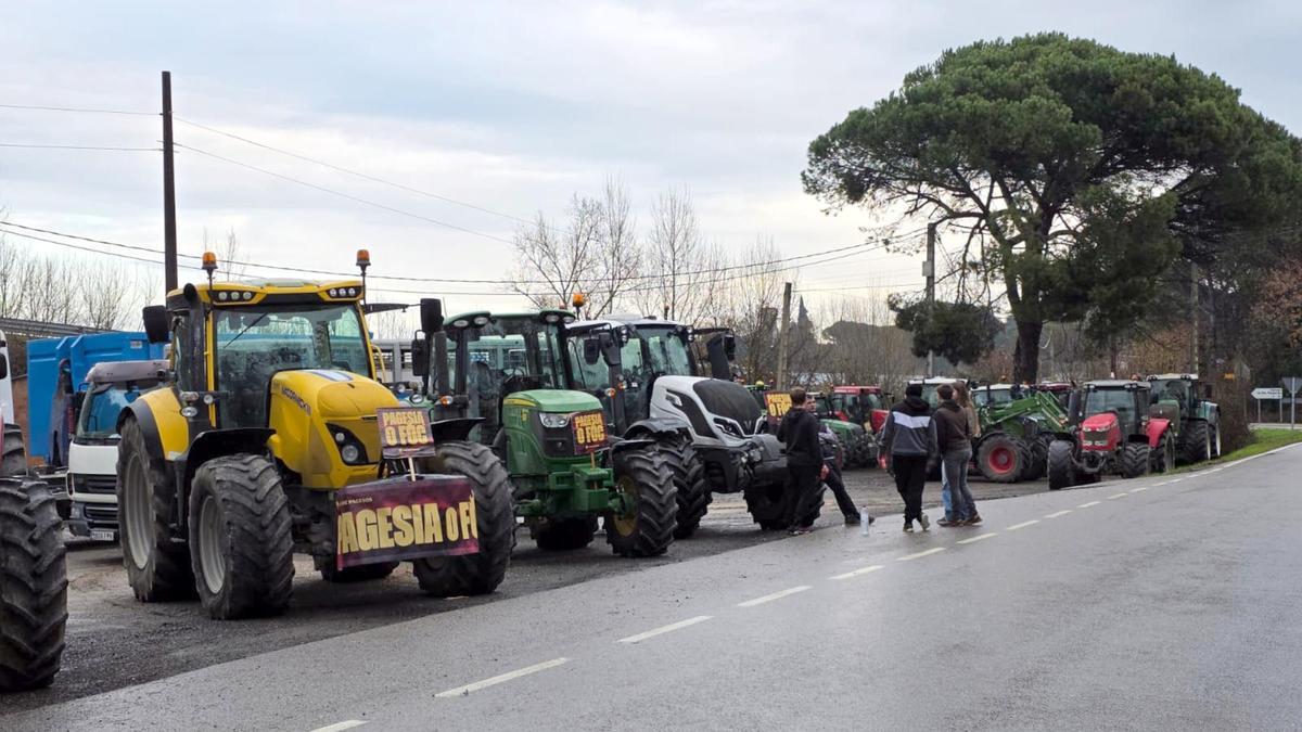 Els pagesos es manifesten a l'Eix per protestar contra la gestió de la fauna cinegètica