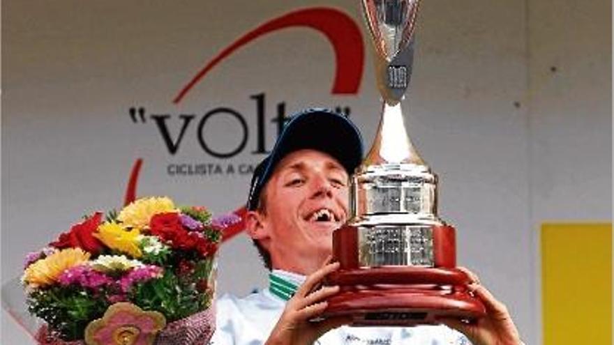 Dan Martin amb el trofeu de guanyador de la Volta a Catalunya.