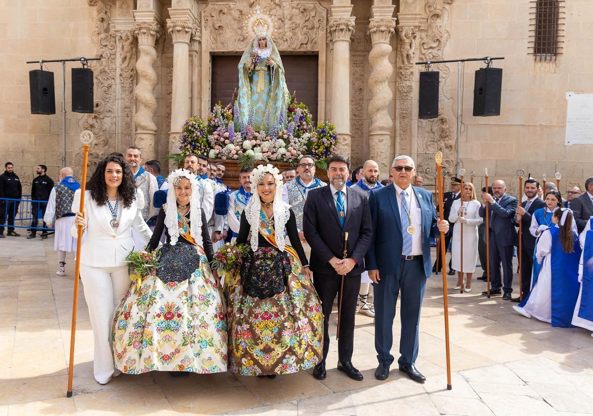 El Domingo de Resurreccion llena de luz las calles de Alicante
