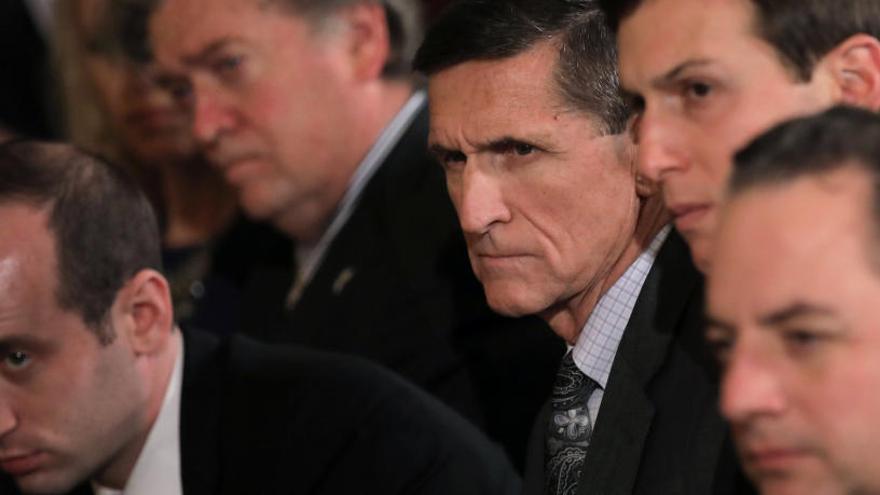 El dimitido Flynn, en el centro, junto a otros asesores de Trump.