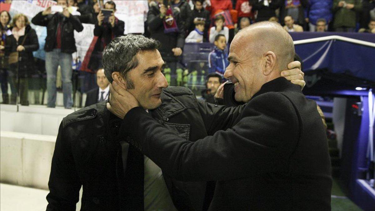 Valverde saludó a Paco López antes del inicio del encuentro