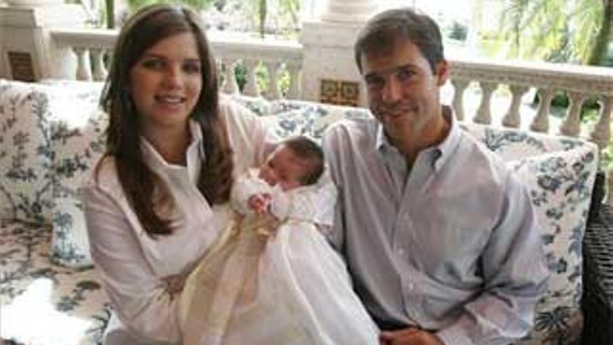 Luis Alfonso de Borbón, encantado con el nacimiento de su primera hija