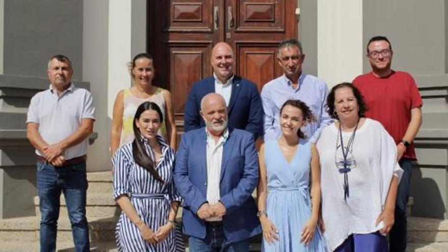 Imagen de los participantes en el encuentro entre la Cámara de Comercio y miembros del Cabildo majorero, ayer. | | LP/DLP