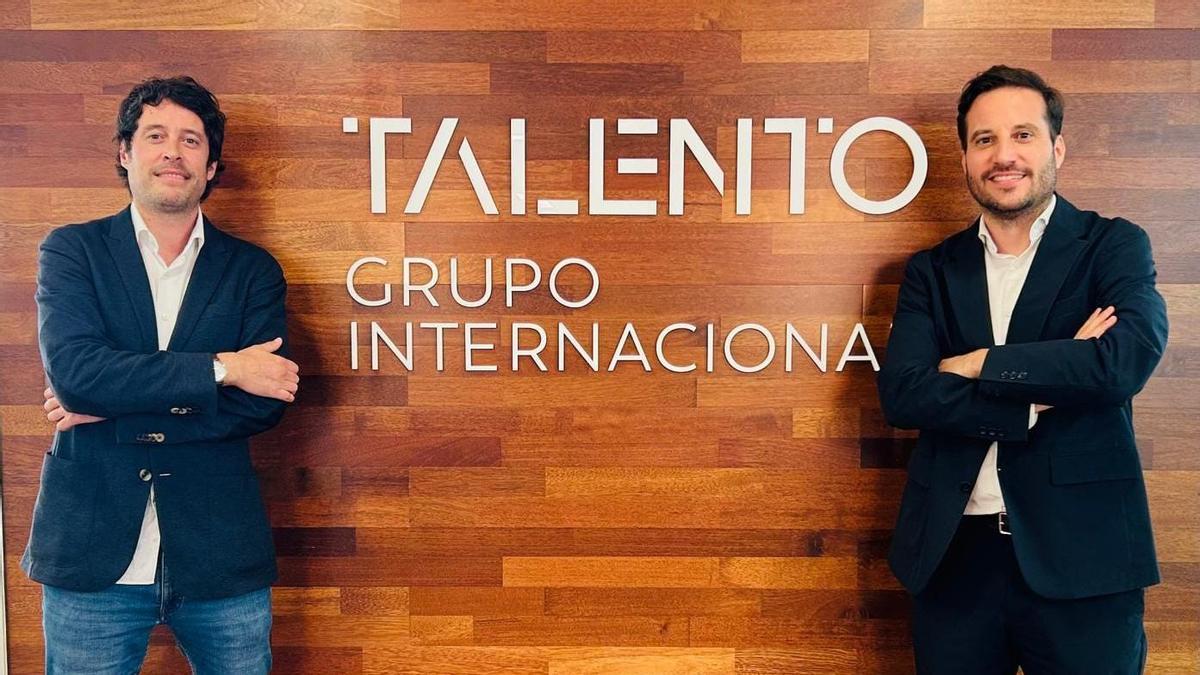 César Hernández, a la izquierda, y Diego Carbajosa, CEO y fundador de Talento Grupo, a la derecha
