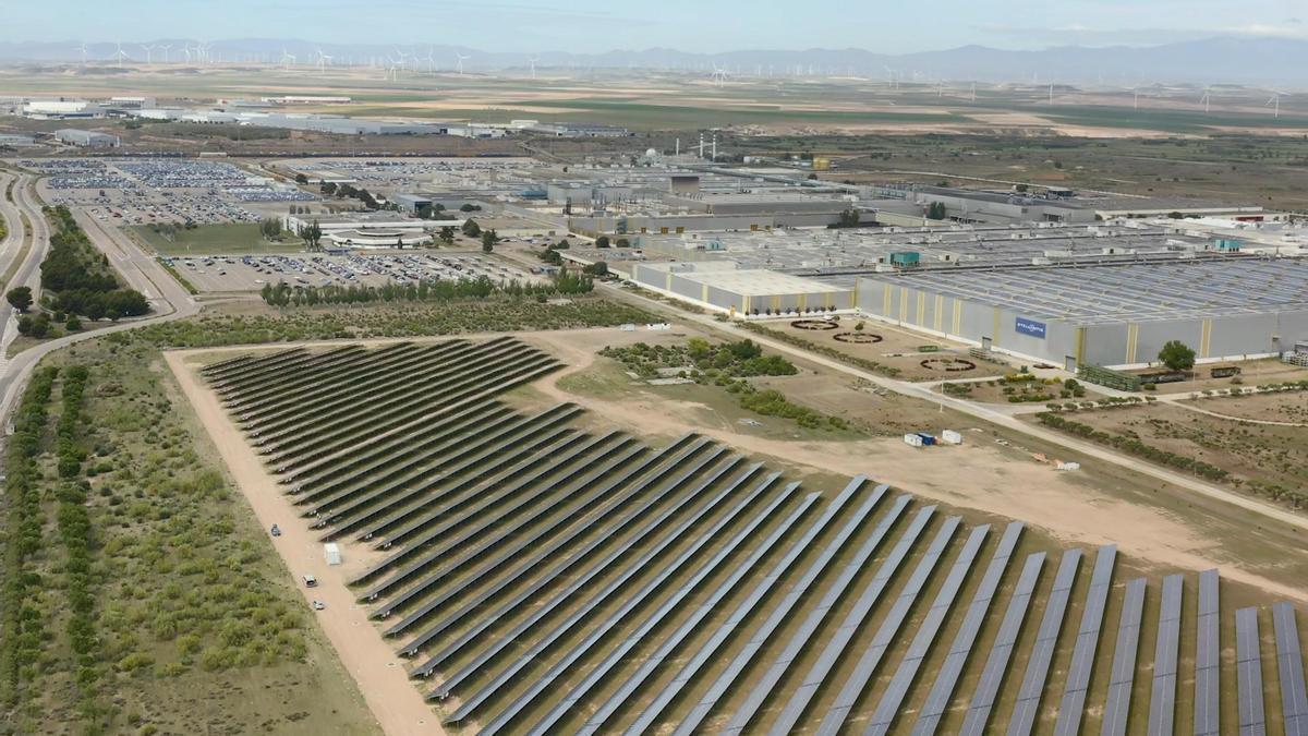 La planta fotovoltaica de Stellantis situada en el entorno de su fábrica de coches de Zaragoza.