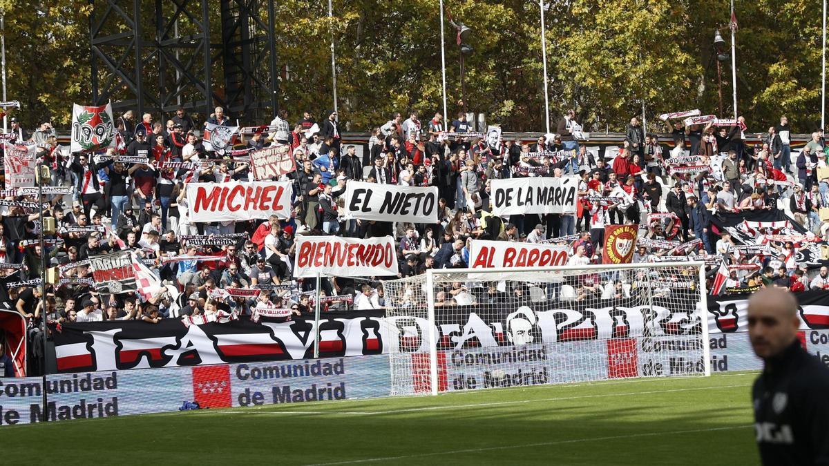 La grada de Vallecas recibe con una emotiva pancarta a Míchel antes del duelo con el Girona.