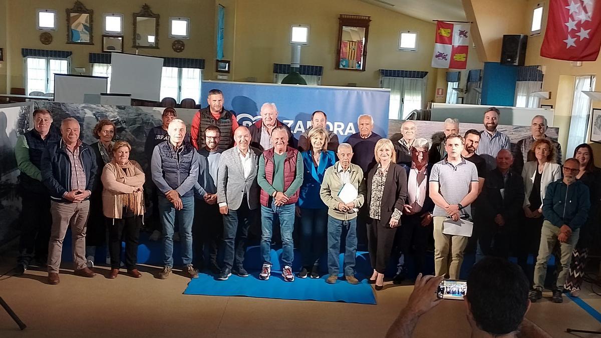Candidatos del PP en Sanabria y La Carballeda, junto con Barrios y otros líderes provinciales del partido.