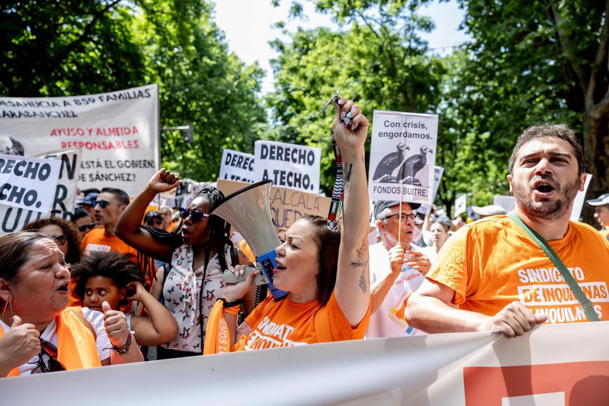 Varias personas durante una manifestación en defensa del derecho al acceso a la vivienda, a 24 de mayo de 2026, Madrid (España).