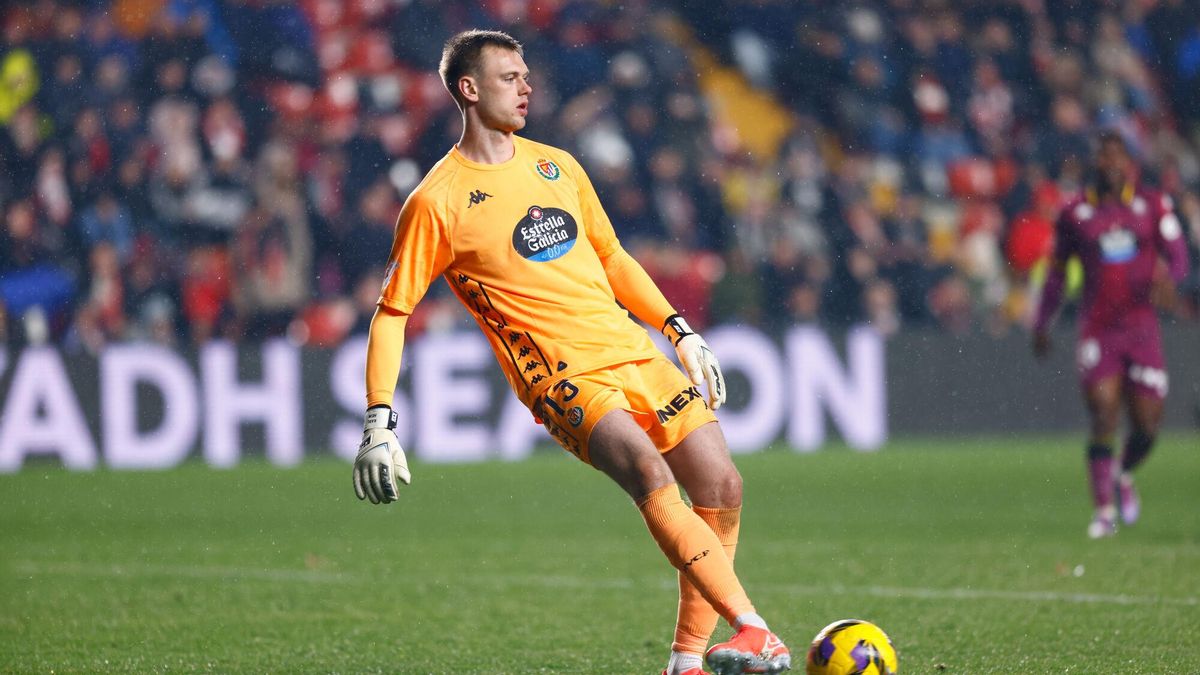Karl Hein del Real Valladolid en acción durante el partido de fútbol de la Liga Española, LaLiga EA Sports, jugado entre el Rayo Vallecano y el Real Valladolid CF en el Estadio de Vallecas.