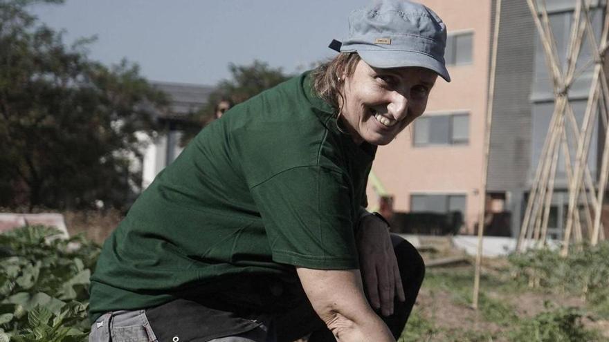 Adela Casals, tècnica dels horts de Càritas: «El fet de veure el fruit del que cultives, té molt més valor»