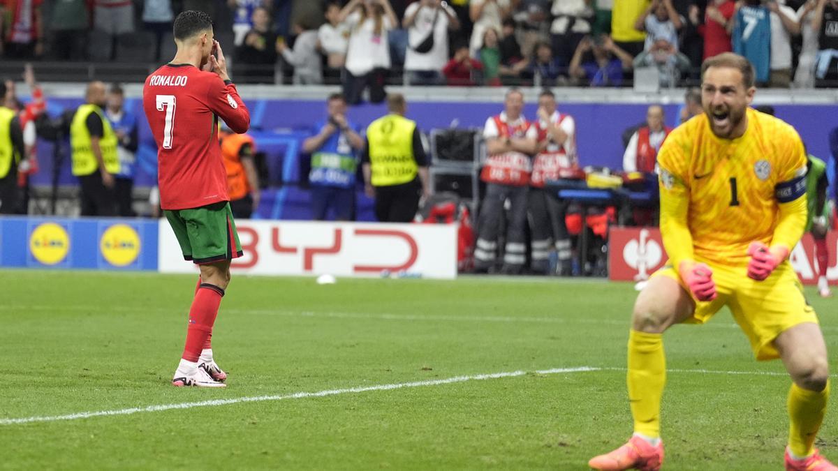 Oblak celebra su acierto al detener un penalti de Cristiano Ronaldo en la prórroga