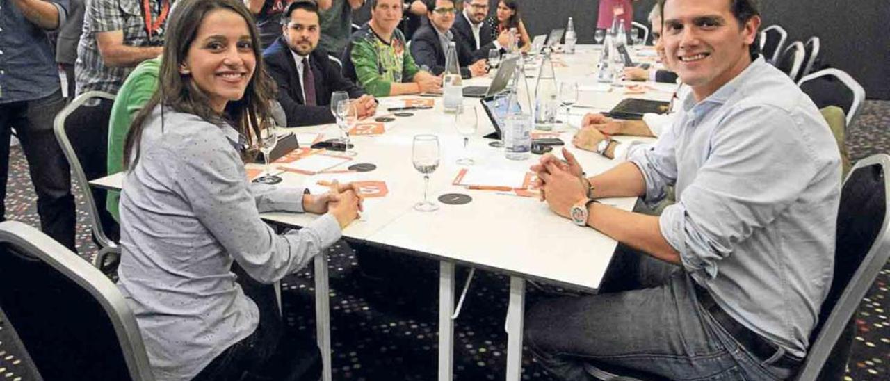 Inés Arrimadas y Albert Rivera atienden el escrutinio de la jornada electoral en Barcelona.