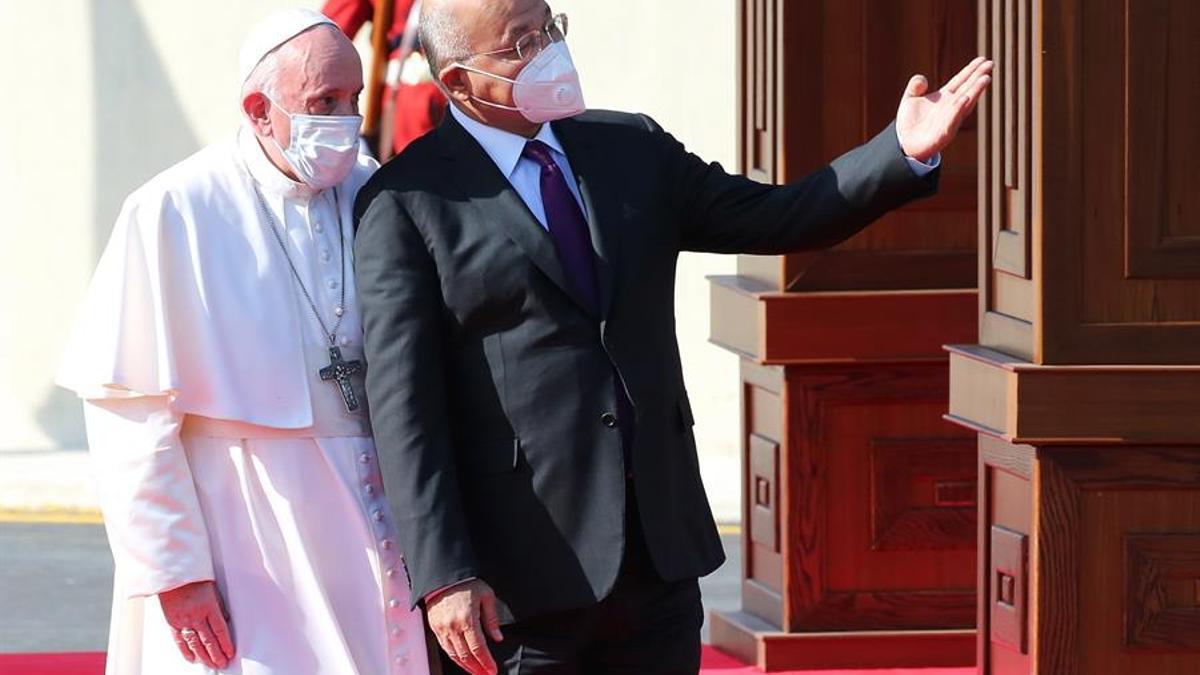 El presidente iraquí Barham Salih recibe al papa Francisco.