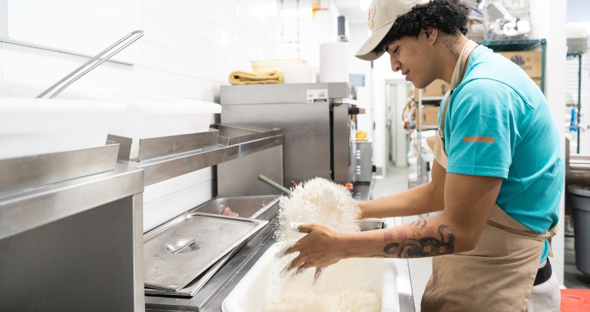 Cada pieza de pollo se marina durante 12 horas en una mezcla de especias cajún y se reboza a mano en el restaurante.