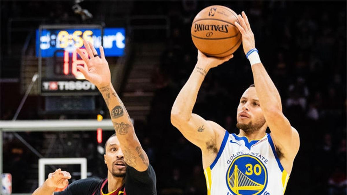 Curry vuelve a dejar su sello con un espectacular triple