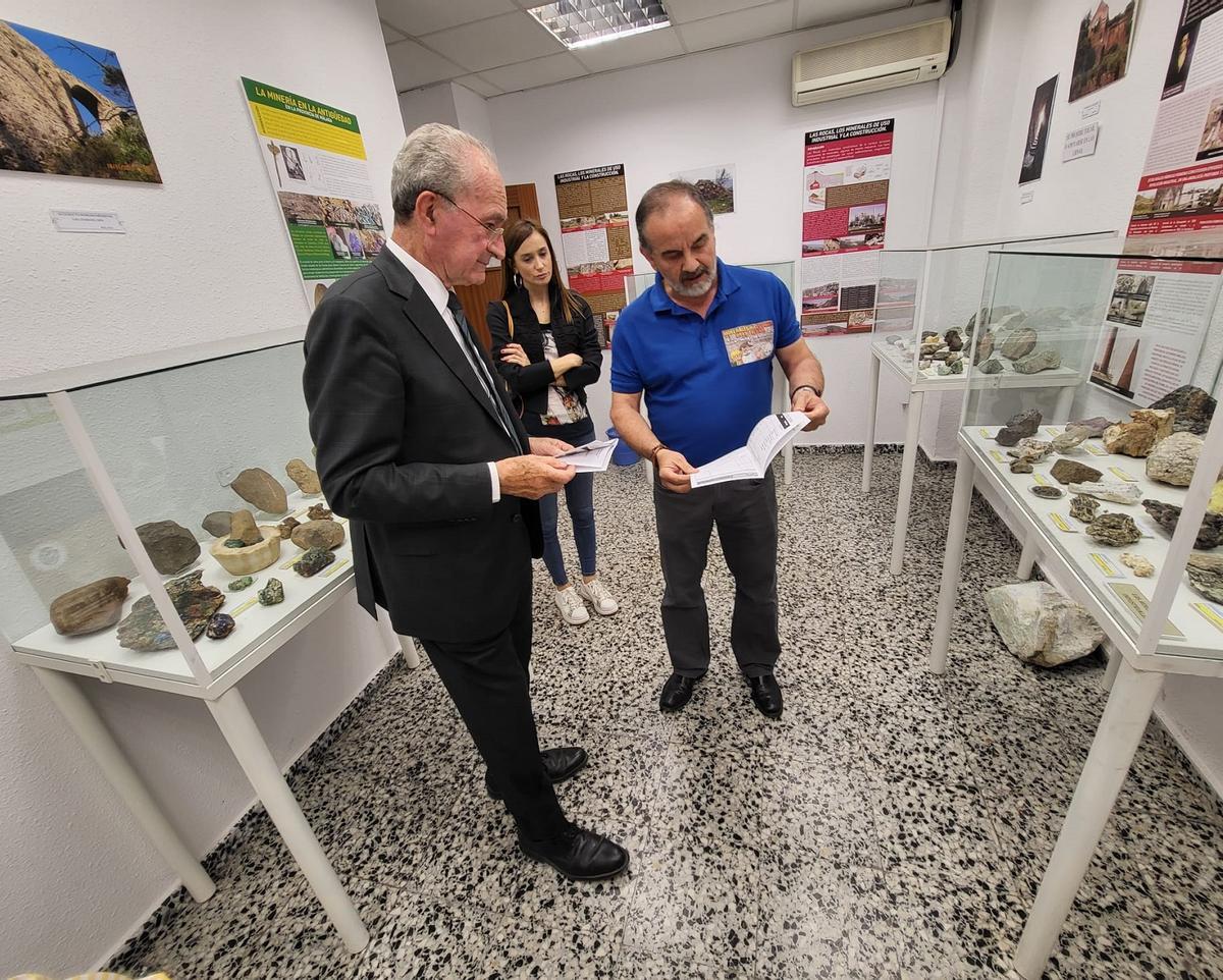 El geólogo muestra el aula museo de la Trinidad al alcalde en mayo, pocos días antes de cerrar.