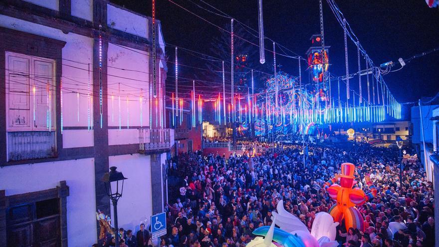 El encendido de las    luces, música y feria llenan de magia la  Navidad de Moya