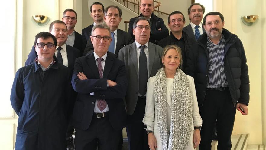 La eurodiputada Inmaculada Rodríguez-Piñero ,con los representantes de Fecoval, ayer en la CEV.