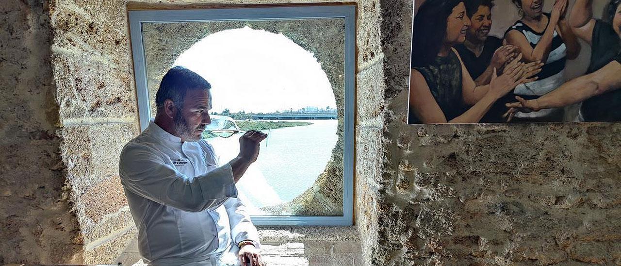 El cocinero Ángel León, con una copa de champán en Aponiente.