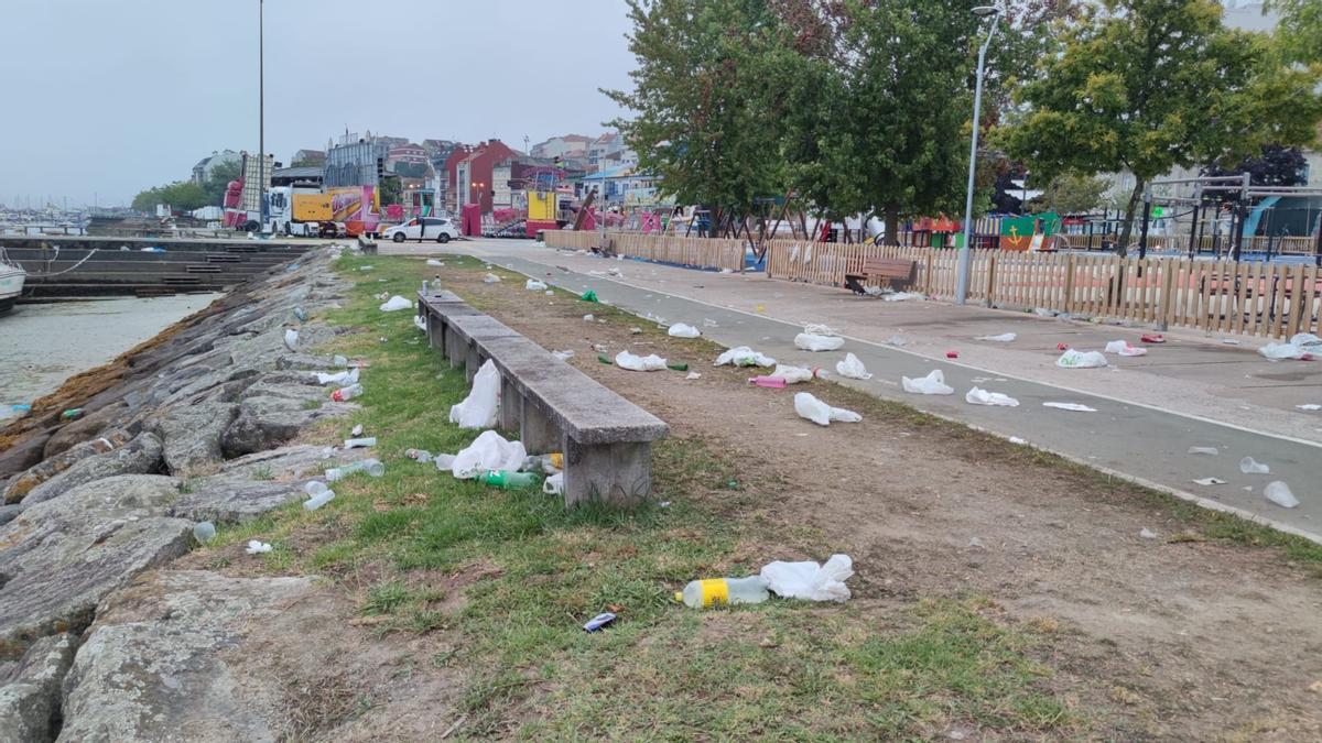 Estado en el que quedó el paseo de Moaña tras el botellón el Carmen.