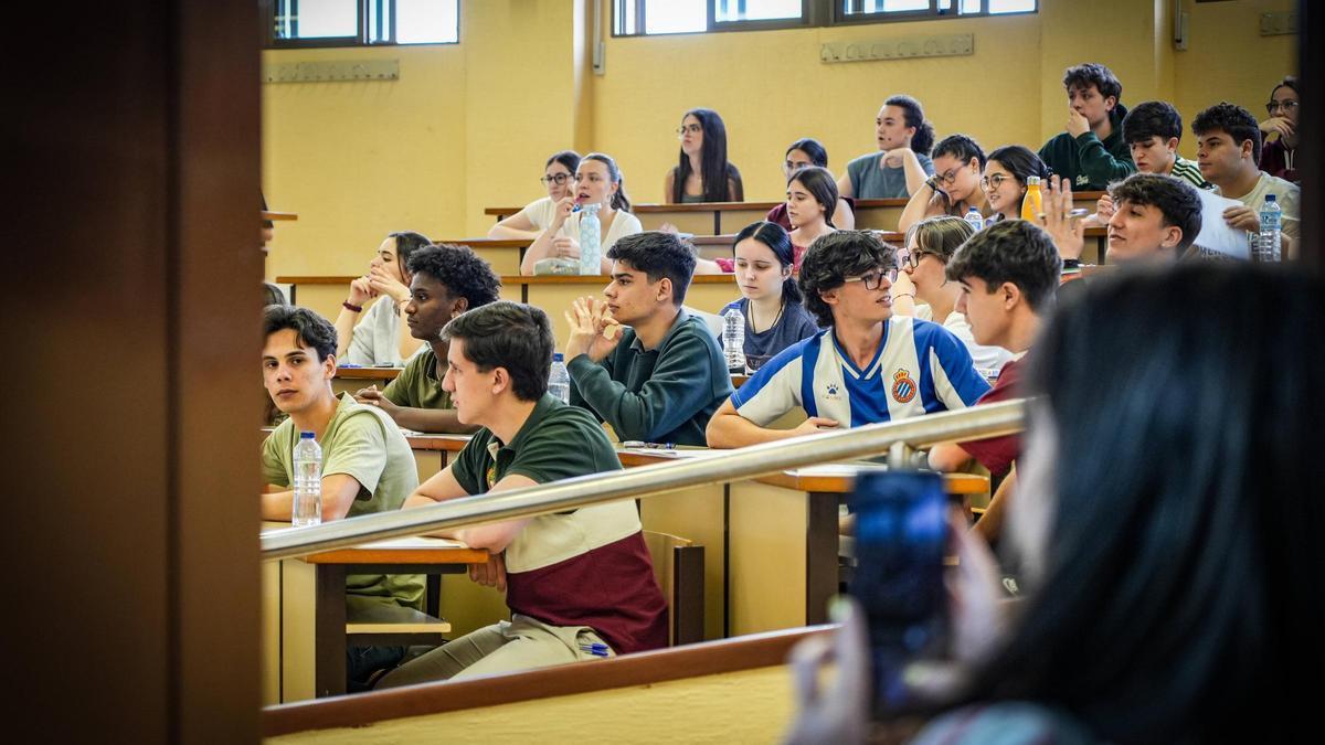 Alumnos extremeños durante los exámenes de selectividad en la UEx, en una imagen de archivo.