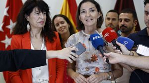 MADRID, 11/06/2025.- La portavoz del Grupo Municipal Socialista, Reyes Maroto (d), y la ministra de Igualdad, Ana Redondo atienden a la prensa durante el acto de colocación de la bandera LGTBI en la 3ª planta del edificio de los Grupos Políticos Municipales, este miércoles. EFE/ Rodrigo Jimenez