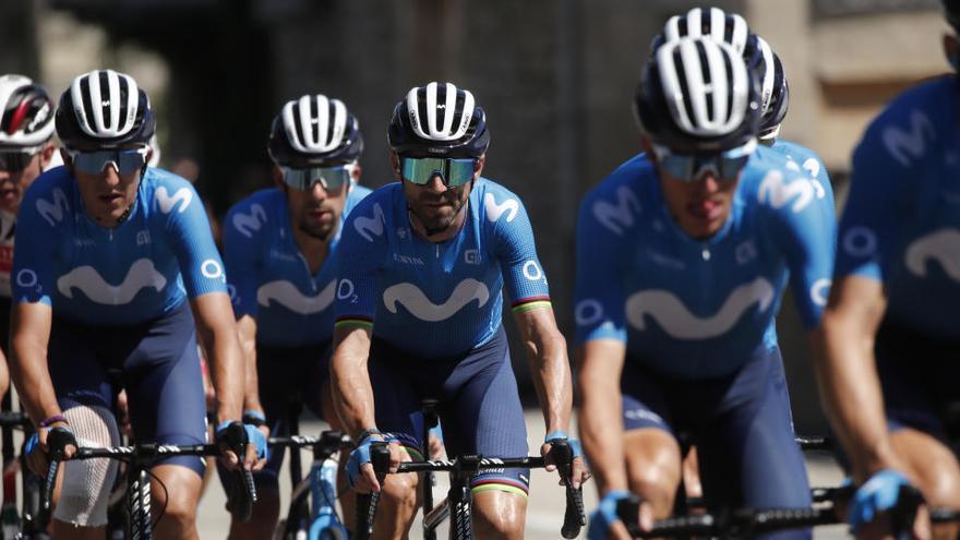 Alejandro Valverde y otros ciclistas del Movistar Team.