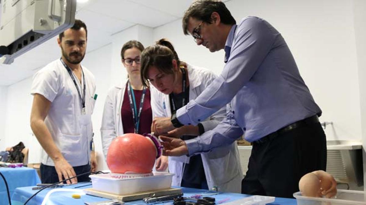 El Hospital ha operado con éxito a dos bebés de unos 1,5 kilos de peso mediante cirugía laparoscópica.