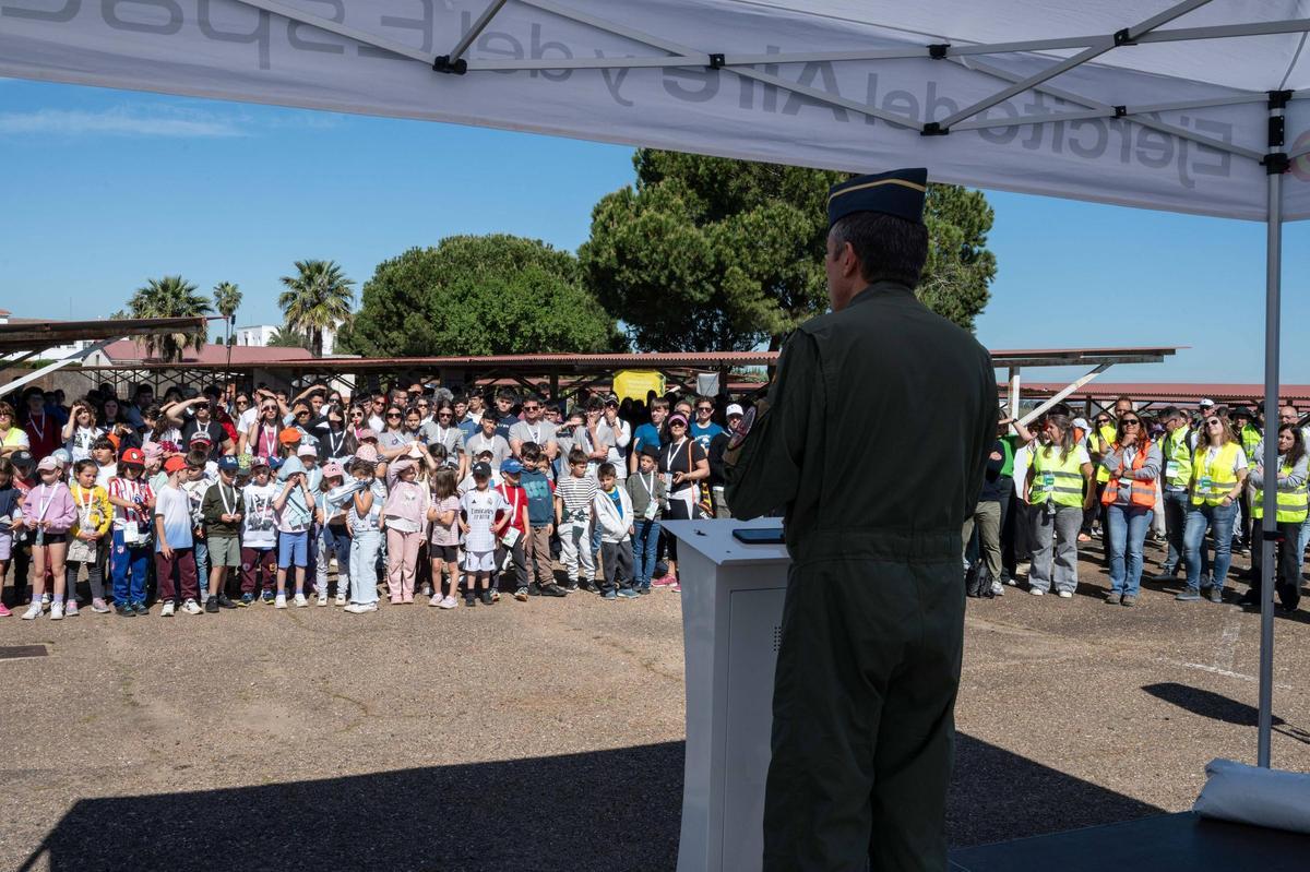 Fotogalería | Dos cohetes y 400 escolares convierten la base de Talavera la Real en un gran aula aeroespacial Fotogalería | Dos cohetes y 400 escolares convierten la base de Talavera la Real en un gran aula aeroespacial
