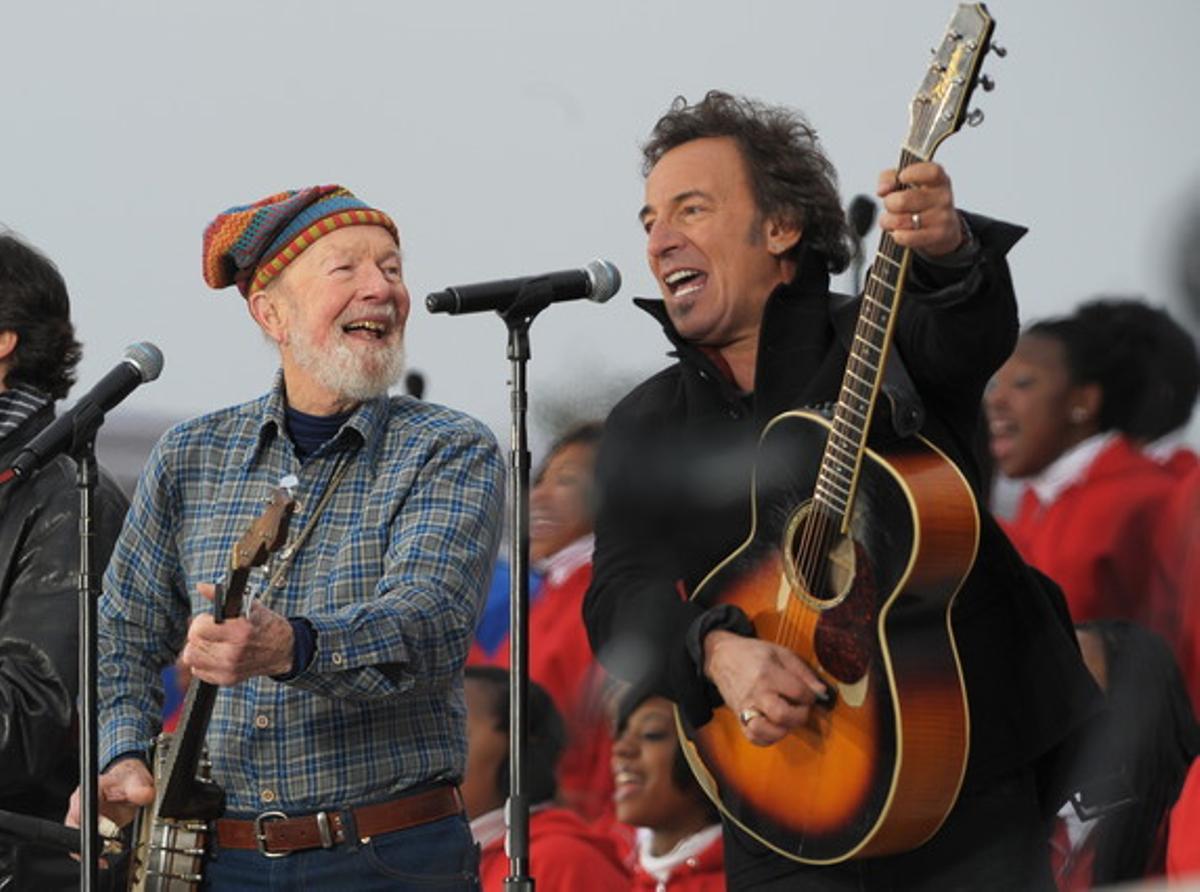 Pete Seeger canta con Bruce Springsteen ’We are one’, durante la inauguración del Lincoln Memorial, el 18 de enero del 2009.