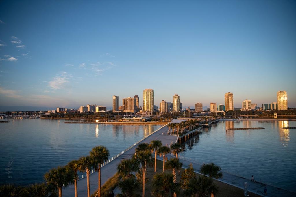 Amanece sobre San Petersburgo y sobre su muelle. 