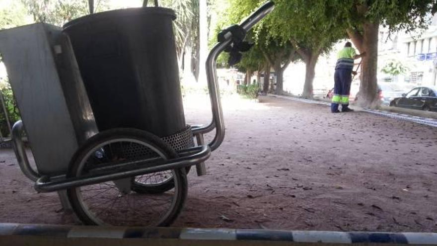 Un barrendero, retirando hojas en la Plaza Nueva de Orihuela en una imagen de archivo.