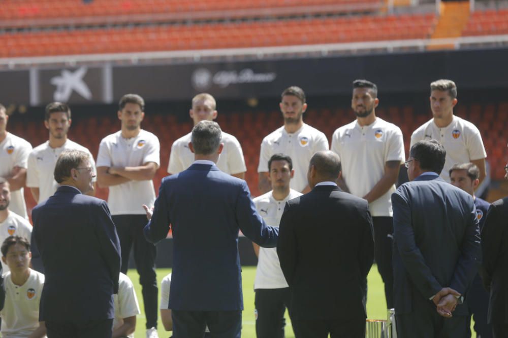 El rey Felipe VI felicita a la plantilla del Valencia CF por conseguir la Copa