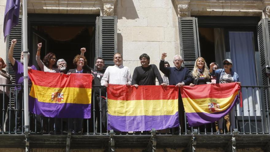 Guanyar exhibe la bandera republicana en el balcón del Ayuntamiento