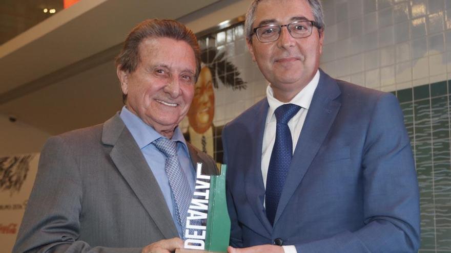 Santiago Domínguez, cocinero y propietario del restaurante que lleva su nombre en Marbella, junto a Francisco Salado.