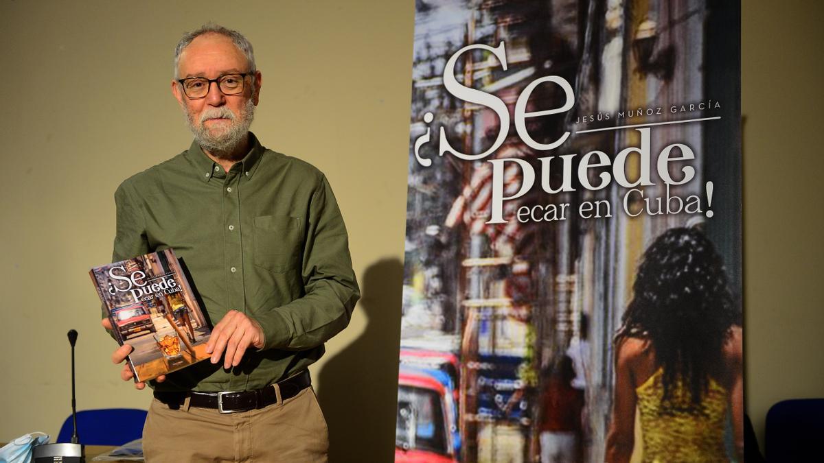 El autor, Jesús Muñoz, con un ejemplar de su tercer libro.