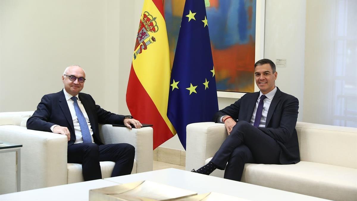 El presidente del Gobierno, Pedro Sánchez, y el CEO del IMEC, Luc Van den hove. este miércoles en Madrid.