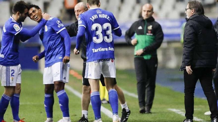 Anquela, a la derecha, observa la celebración del gol de Bárcenas.