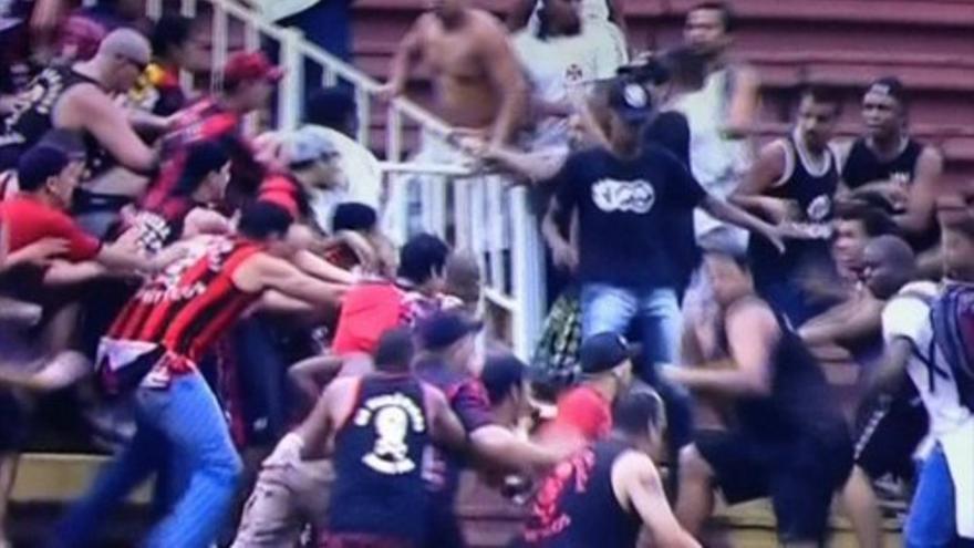 Violentos enfrentamientos en un partido de fútbol en Brasil