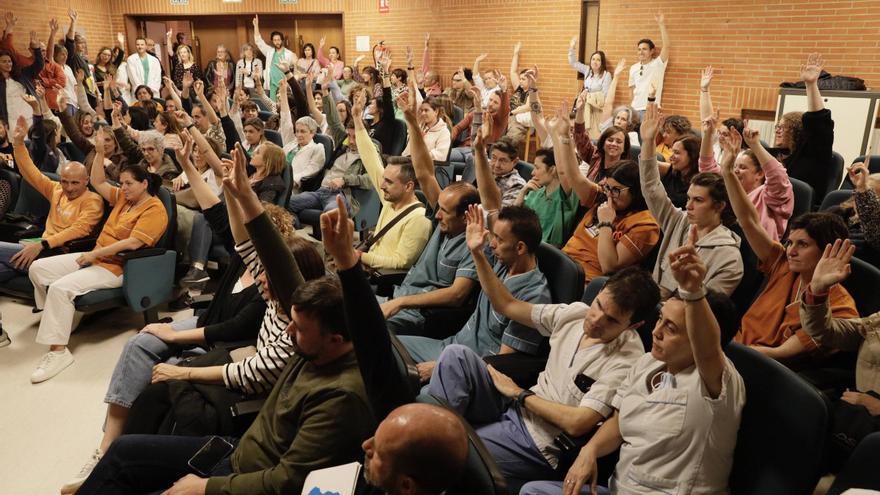 La asamblea de trabajadores del Hospital de Jove, en imágenes