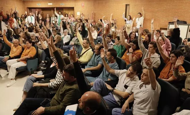 La asamblea de trabajadores del Hospital de Jove, en imágenes